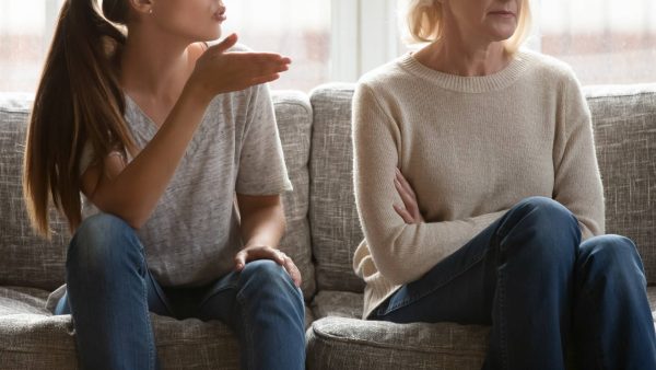 Vrouw voert discussie met schoonmoeder