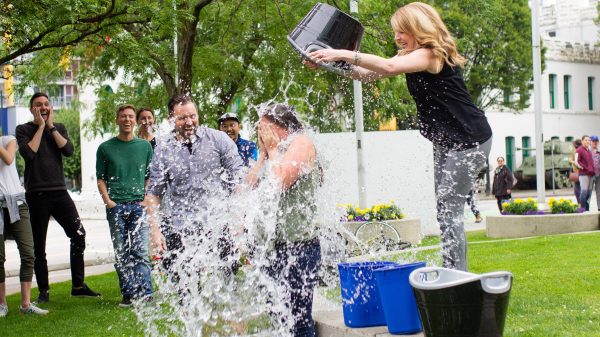 Niet alleen een hype: nieuw goedgekeurd ALS-medicijn dankzij Ice Bucket Challenge