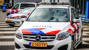 Thumbnail voor Bizarre achtervolging: politieauto's beschadigd na klemrijden lachgasgebruiker