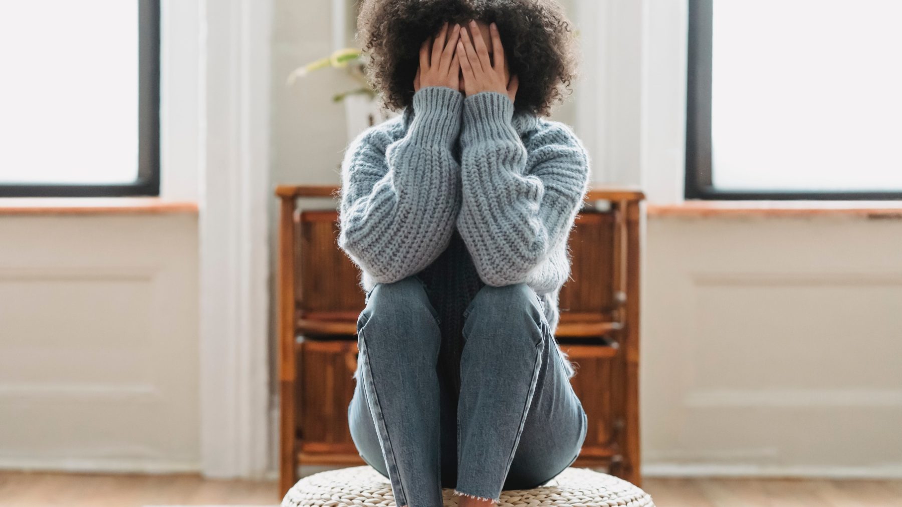 Daniëlle (32) worstelde met eenzaamheid: 'Gordijnen dicht en telefoon op stil'
