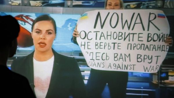 Rusland zet protesterende tv-journaliste op gezochtenlijst