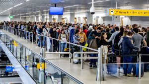 Thumbnail voor 'Ruim een derde van de Schiphol-beveiligers wil andere baan'