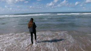 Thumbnail voor Nikita strooit as van overleden moeder uit op het strand in 'Vier Handen op Eén Buik'