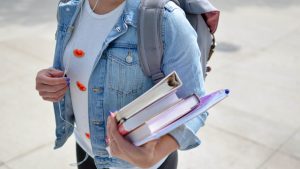 Thumbnail voor Middelbare scholieren massaal zonder schoolboeken door leveringsproblemen