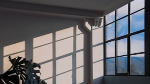 Thumbnail voor Lekker makkelijk: met folie voor je raam bespaar je een hoop energiekosten