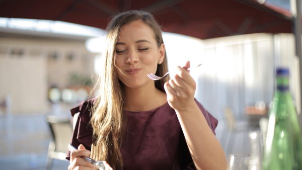 Onderzoek: laat eten zorgt voor meer honger