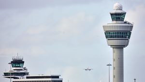 Thumbnail voor Piloten in uniform maken statement tegen krimp tijdens Schiphol-debat