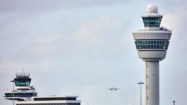 Piloten in uniform maken statement tegen krimp tijdens Schiphol-debat Piloten in uniform maken statement tegen krimp tijdens Schiphol-debat