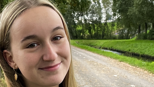 Dewi (18) is seksueel misbruikt: 'Ik werd wakker met mijn onderbroek naar beneden en een gebruikte condoom op tafel'