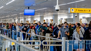 Thumbnail voor Schiphol verhoogt uurloon beveiligers met 2,50 euro toeslag tegen personeelstekort