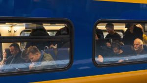 Thumbnail voor Mensen klagen massaal over bomvolle treinen
