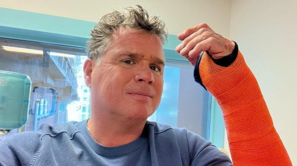 Wolter Kroes breekt door technische fout zijn pols tijdens repetities Televizier-Ring Gala