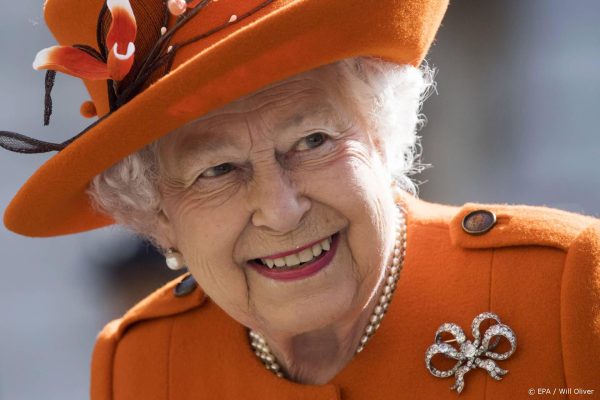 Knap staaltje vliegwerk: Britse pilote maakt portret van Elizabeth in de lucht
