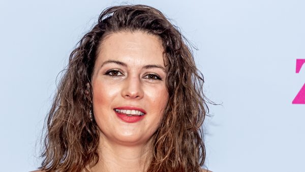 Boerin Annemiek Koekoek straalt aan tafel bij 'VI': 'Ik ben leuk aan het daten'