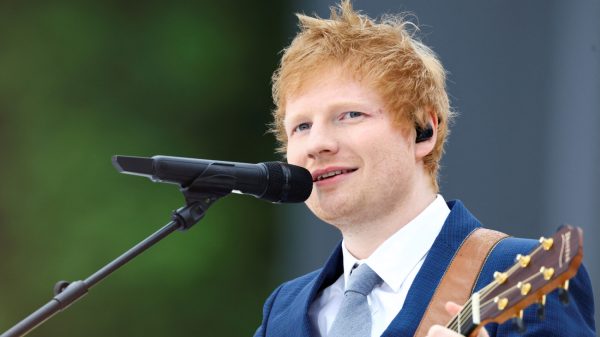 Ed Sheeran verrast voorbijgangers met optreden in zijn woonplaats