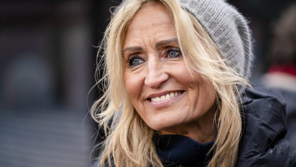 Natasja Froger deelt intiem moment met pasgeboren kleindochter