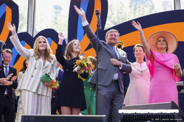 Koning en familie vieren Koningsdag in Rotterdam