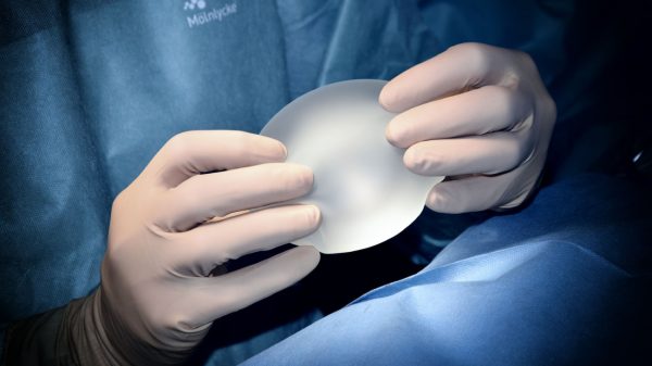 arts houdt siliconen borstimplantaten vast