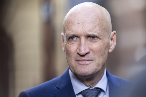 Minister Kuipers verhoogt alarmniveau corona en roept op tot herhaalprik