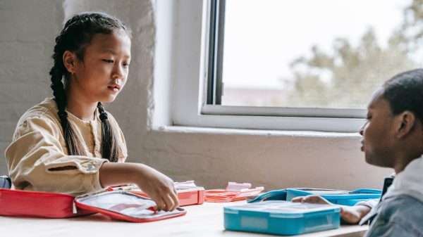 Ook werkende ouders komen tekort voor schoolspullen kinderen