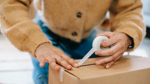 Pakketjes versturen en postzegels worden duurder