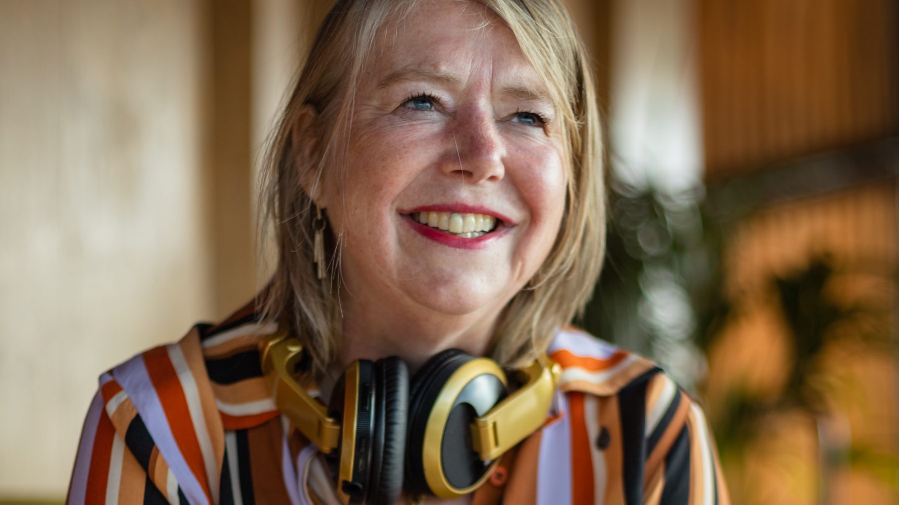 Na haar botkanker werd Esther Goedvolk (57) DJ: 'U heeft het gebouw laten trillen mevrouw'