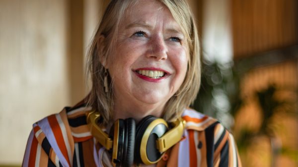 Na haar botkanker werd Esther Goedvolk (57) DJ: 'U heeft het gebouw laten trillen mevrouw'