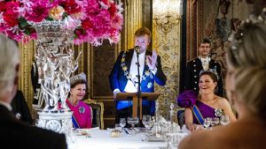 Thumbnail voor Koning Willem-Alexander grapt tijdens staatsbezoek Zweden: 'Geen geld voor bier'