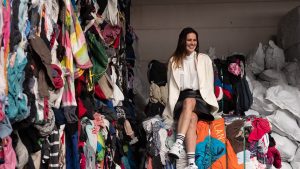 Thumbnail voor Kiki Hagen zet zich in voor een duurzame kledingindustrie: 'Wat je terugstuurt, wordt gedumpt'