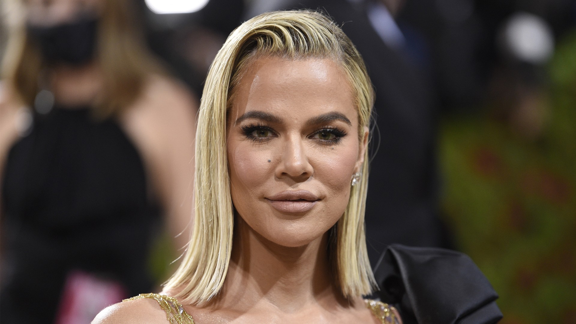 Khloé Kardashian liet tumor uit gezicht verwijderen: 'Op weg naar genezing'