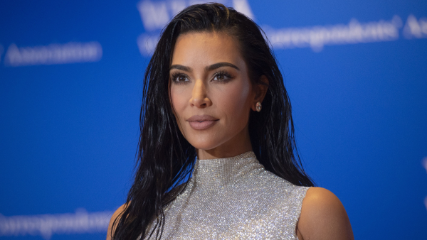 Kim Kardashian heeft seks bij een open haard ter ere van haar oma