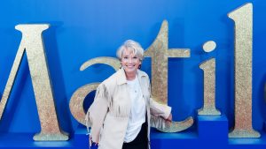 Thumbnail voor Emma Thompson totaal getransformeerd voor 'Matilda the Musical'