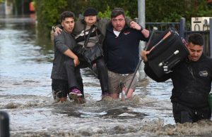 Duizenden Australiërs geëvacueerd vanwege overstromingen