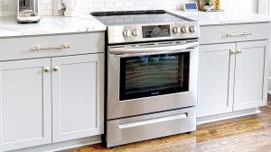 Giftige stoffen in je oven door verbrande etensresten: hoe maak je 'm weer brandschoon?