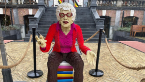 Thumbnail voor Annie M.G. Schmidt geëerd met levensgroot LEGO-standbeeld