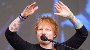 Thumbnail voor Ed Sheeran geeft giga fallus cadeau: 'Geïnspireerd door Elton John'