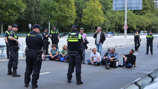 Aanhoudingen bij klimaatdemonstratie op A12 in Den Haag