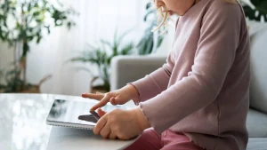 Thumbnail voor Lauries schoonmoeder deed tijdens het oppassen vooral wat zíj wilde: 'Ze zette ze gewoon achter de iPad'