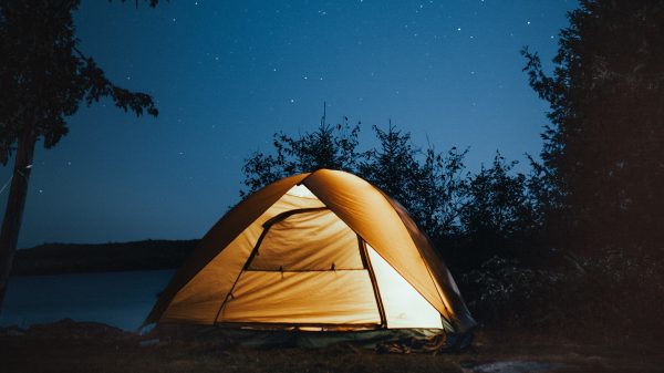 Olivier (11) haalt geld op voor ziekte van zijn moeder, vanuit zijn tent