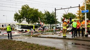 Thumbnail voor Bus in Brabant dwars door midden na ongeluk met trein: 'Ravage is enorm'