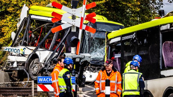 Door trein geraakte bus in Brabant was net klaar met dienstDoor trein geraakte bus in Brabant was net klaar met dienst