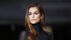 Thumbnail voor Kaia Gerber schittert in naked dress (en lijkt sprekend op haar bekende moeder)