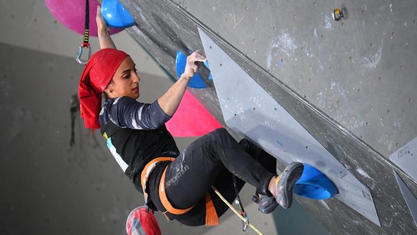 Iraanse sporter Elnaz Rekabi verdwenen na klimwedstrijd zonder hoofddoek