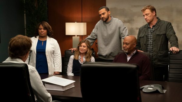 jesse williams Déze dokter maakt zijn comeback in seizoen 19 van 'Grey's Anatomy'