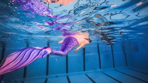 Thumbnail voor Tineke (40) geeft zeemeerminzwemles: 'Mijn mintgroene glitterstaart ziet er onder water heel mooi uit'
