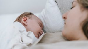 De man van Isa sliep dwars door haar bevalling heen: Hij lag in bed bij die meid
