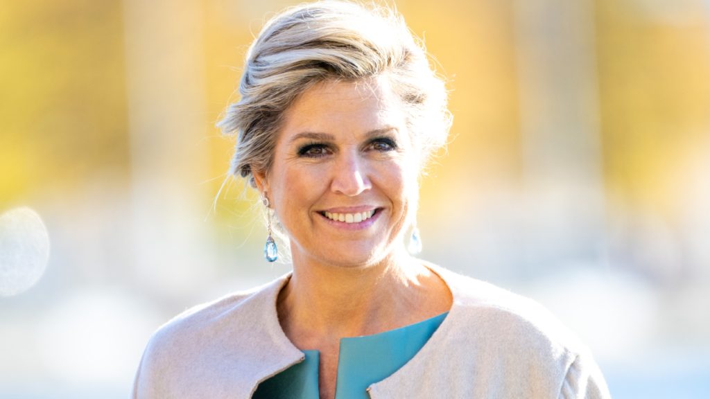 Zonder make-up en mét compressiekousen: Máxima verschijnt prachtig au naturel op werkbezoek Tanzania