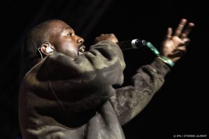 Thumbnail voor Familie George Floyd klaagt Kanye West aan om omstreden interview