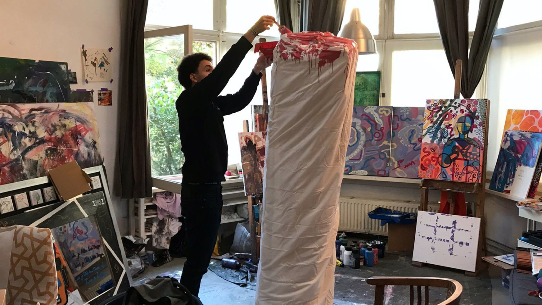 Strijden tegen menstruatiearmoede: 'We staan met levensgrote tampons in het Vondelpark'