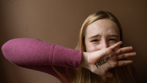 Thumbnail voor Steeds meer meldingen van huiselijk geweld, maar waarom is het zo moeilijk om weg te gaan?